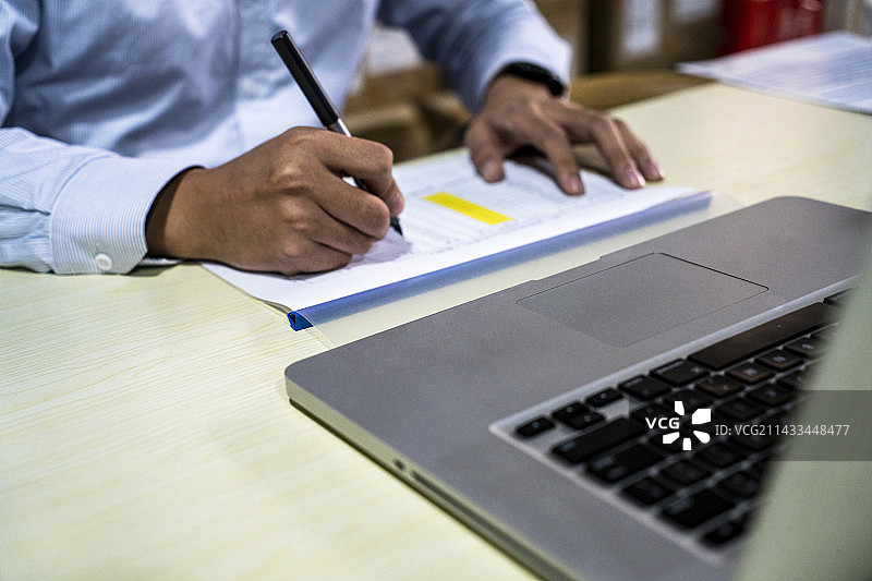 特写男人的手签署文件桌上图片素材