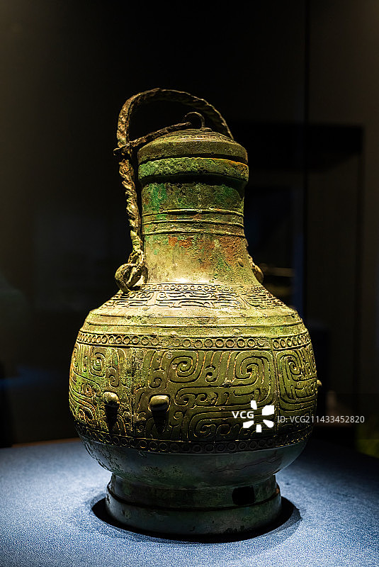 湖北黄陂盘龙城遗址李家嘴M1出土，湖北省博物馆藏——兽面纹提梁铜卣（商代）图片素材