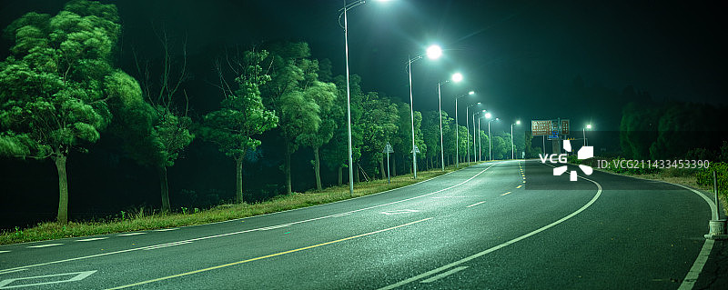 夜晚宁静的公路图片素材