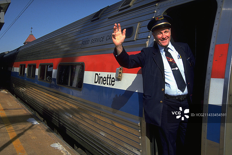 列车员在火车上挥手图片素材