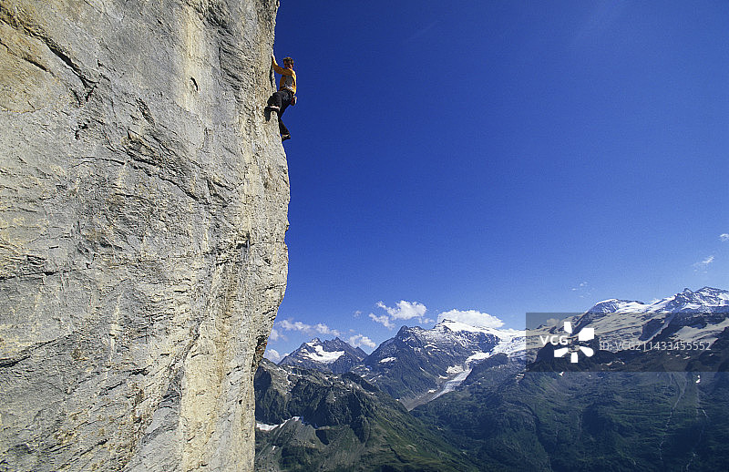 在瑞士阿尔卑斯山攀岩图片素材
