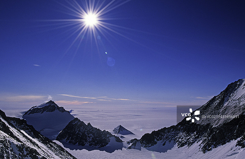 南极洲无尽白色山脉上的阳光图片素材
