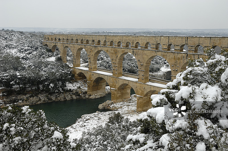 雪中的加尔桥图片素材