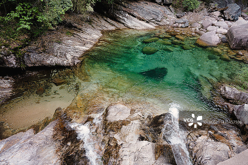 黄山翡翠谷彩色池水图片素材