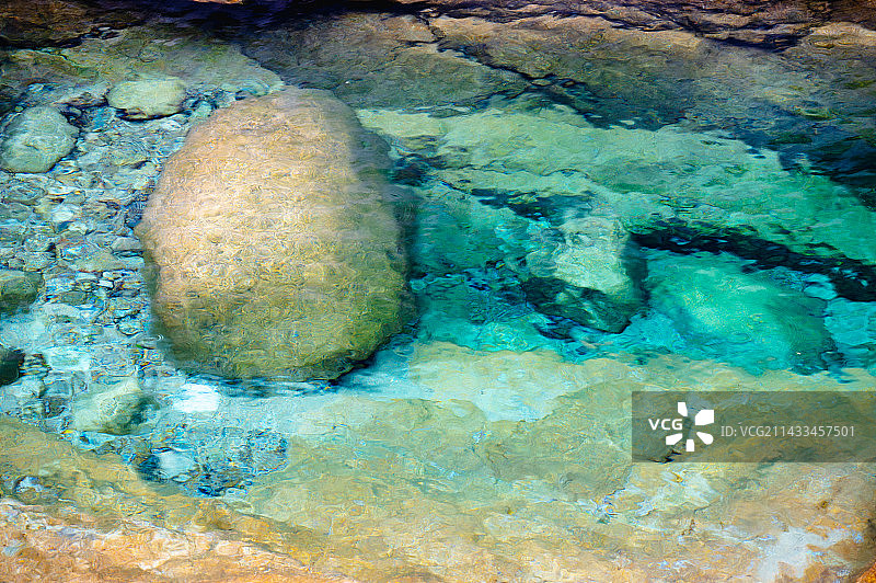 黄山翡翠谷彩色池水图片素材