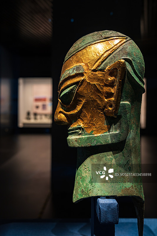 四川广汉三星堆遗址出土，四川广汉三星堆博物馆藏——戴金面罩青铜人头像（商代）图片素材