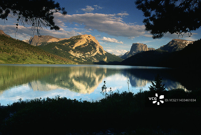 山脉与绿色河流湖泊图片素材