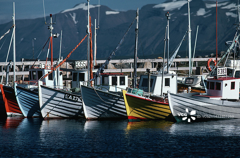 停靠在冰岛码头的渔船图片素材