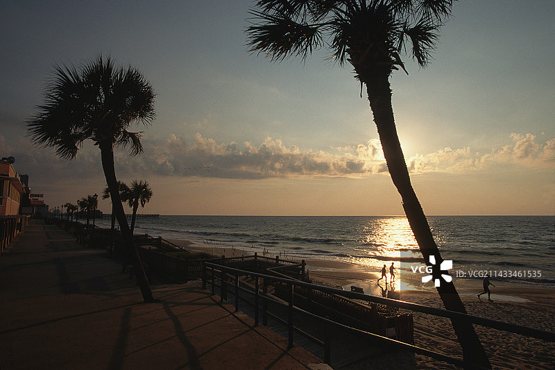 日出时的木板路和海滩图片素材