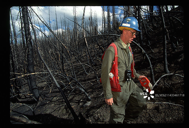 水文专家勘察火灾损失图片素材