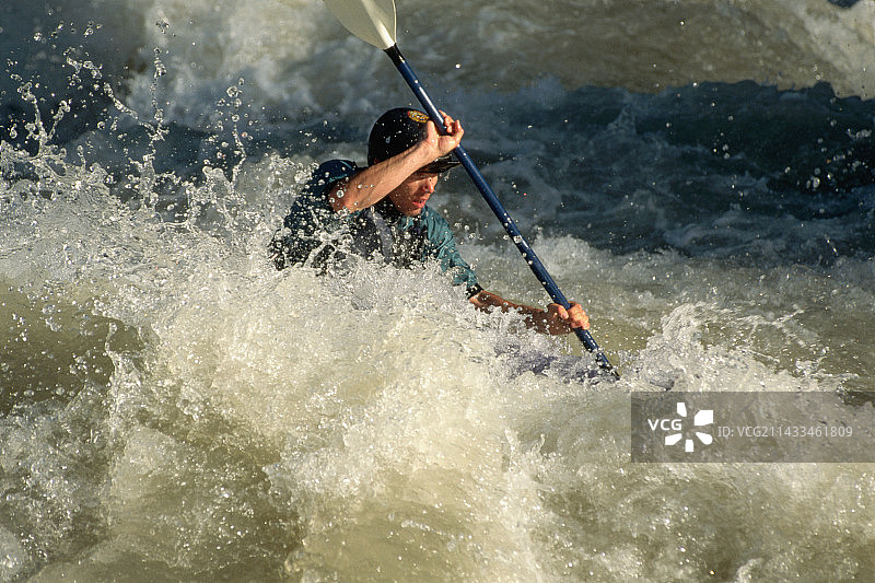 皮划艇爱好者在佩耶特河急流中航行图片素材