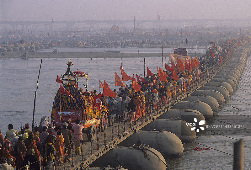 朝圣者横渡恒河图片素材