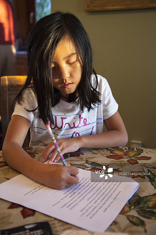 三年级学生写作业图片素材