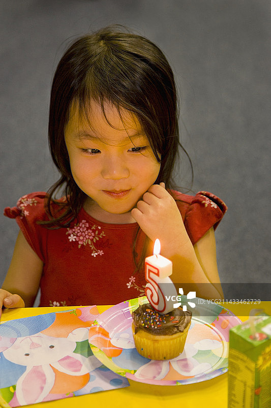 手捧生日蛋糕的亚洲儿童图片素材