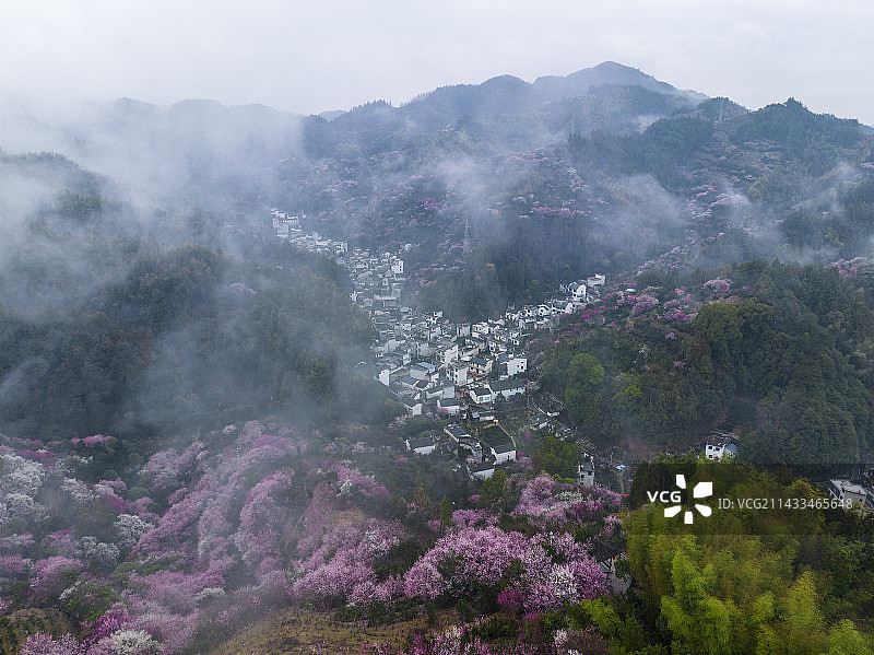 云雾缭绕卖花渔村图片素材