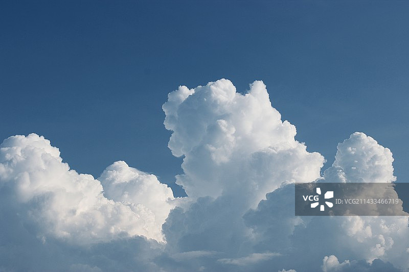 四月的夏云图片素材