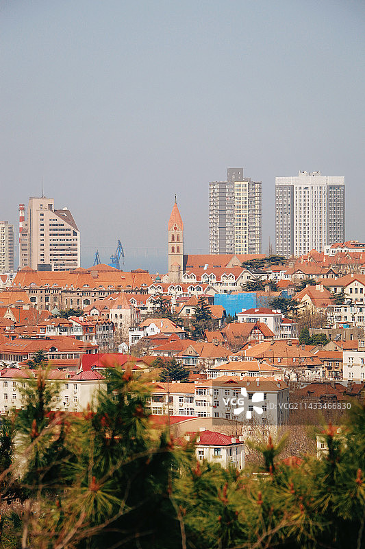 晴空下城市建筑的高角度透视图片素材