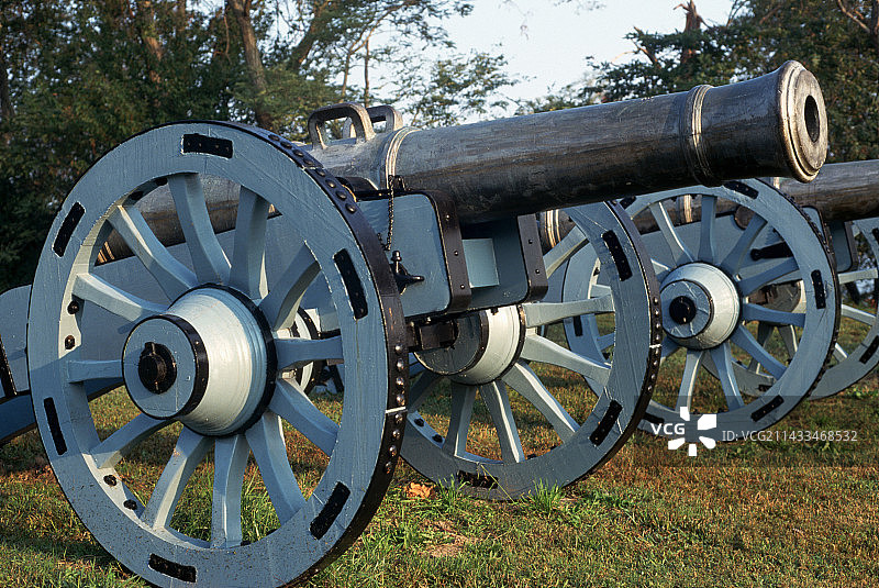 弗吉尼亚州约克镇法国士兵和水手纪念馆的独立战争大炮图片素材