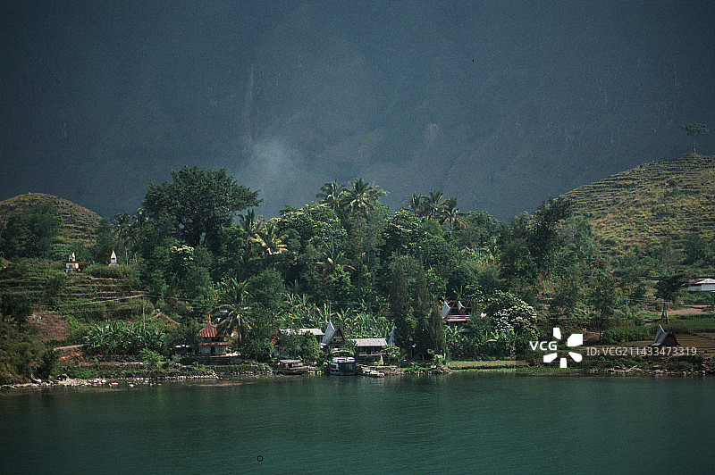 湖畔村庄图片素材