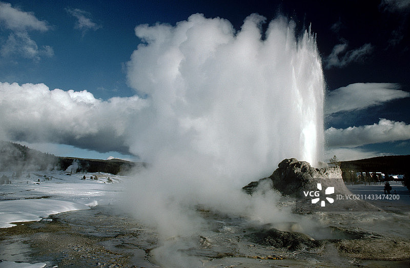 喷发的间歇泉图片素材