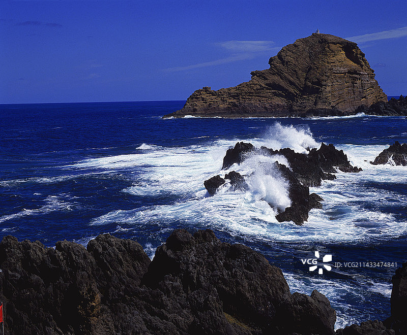 海浪拍打岩石海岸图片素材