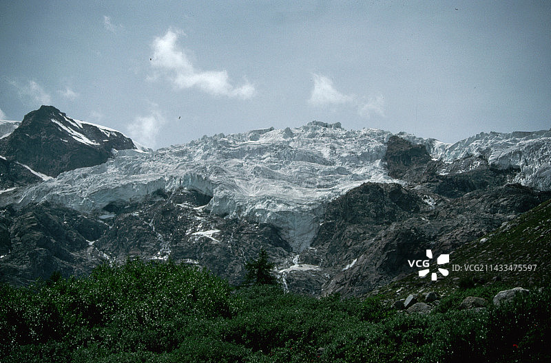白雪皑皑的意大利山脉图片素材