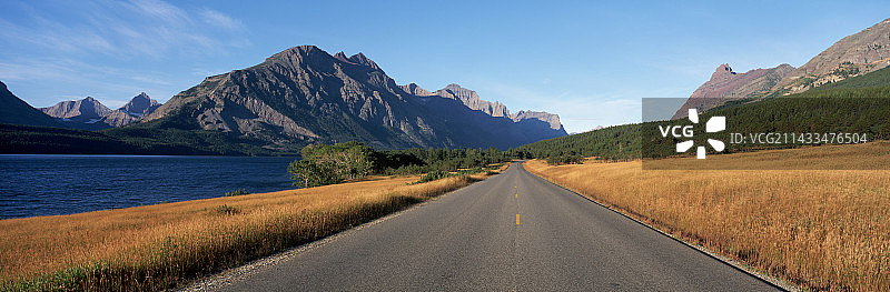 圣玛丽湖沿线公路图片素材