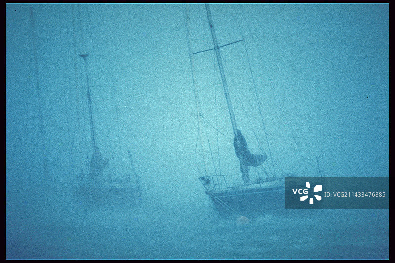 雨果飓风中的帆船图片素材