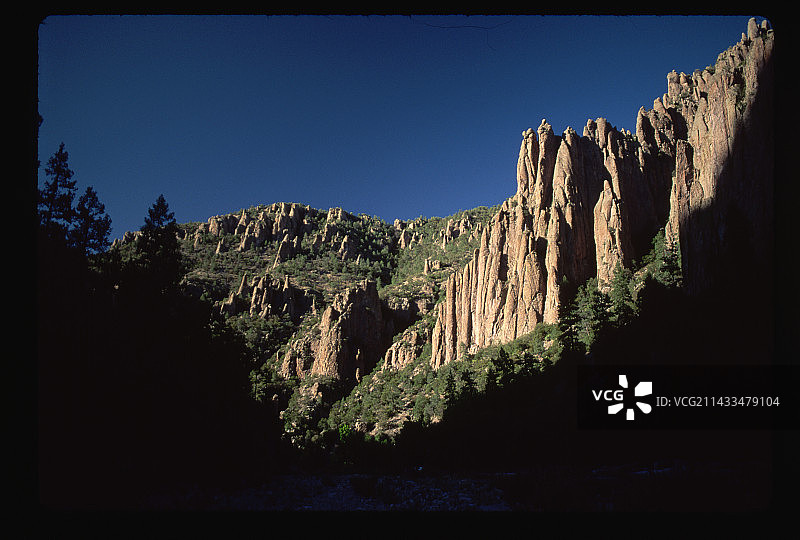 峡谷之上的尖峰图片素材