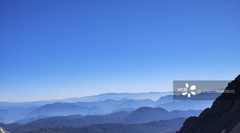 蓝天映衬下的群山景色图片素材