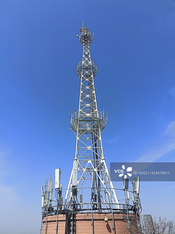 蓝天下通信塔俯视图图片素材