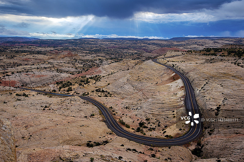 12号高速公路上的雨后初霁，犹他州大阶梯埃斯卡兰特国家纪念地图片素材