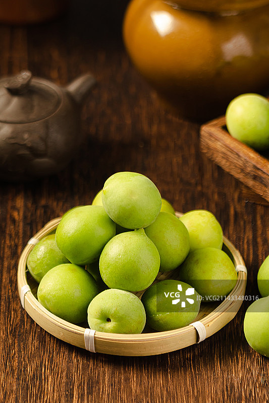 桌上盘子里的水青梅图片素材