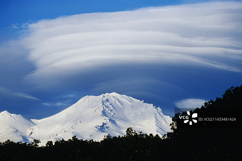 沙斯塔山上空的荚状云图片素材