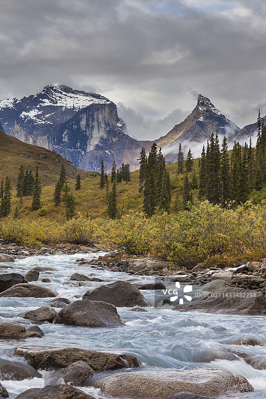 阿瑞吉河沿岸的景观图片素材
