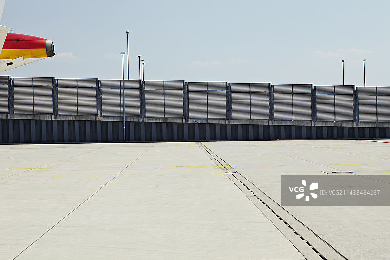 喷气式飞机明亮的彩色尾迹图片素材