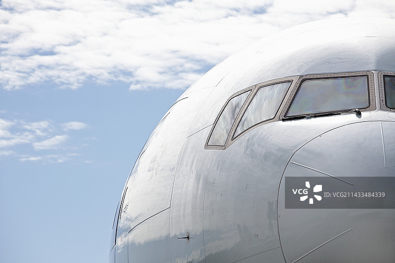 喷气式飞机正面，天空为背景图片素材