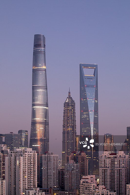上海中心大厦近距离竖拍特写图片素材