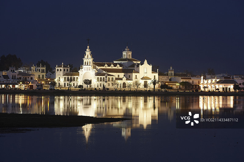 夜晚带有罗西奥小教堂的村庄景色图片素材