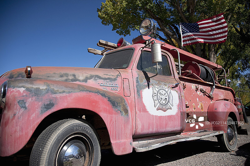 科罗拉多州里奇韦的带有美国国旗的红色古董消防车图片素材
