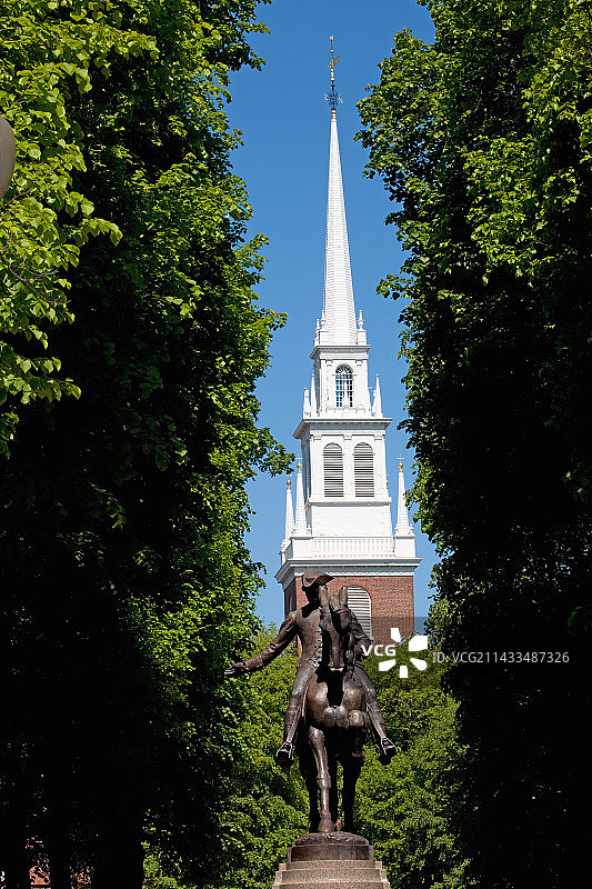 保罗·里维尔骑马青铜雕像，自由之路，背景为波士顿老北教堂图片素材