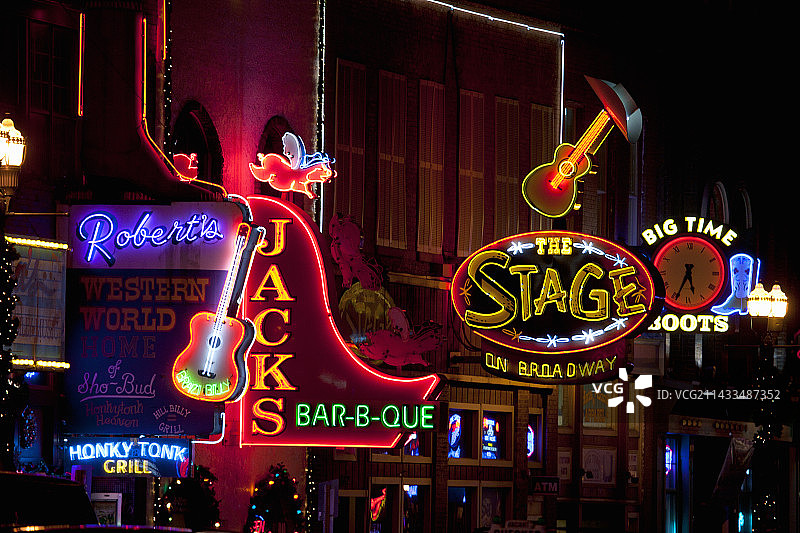 田纳西州纳什维尔市百老汇大街下城的霓虹灯图片素材