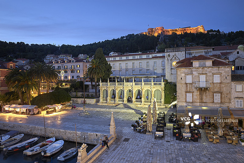 主广场与夜幕下的堡垒图片素材