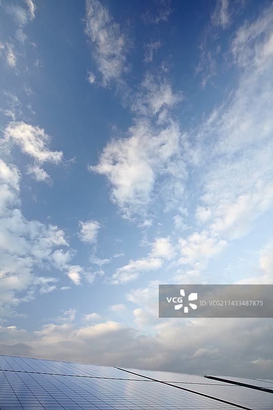德国北部傍晚光线下的太阳能电池板图片素材