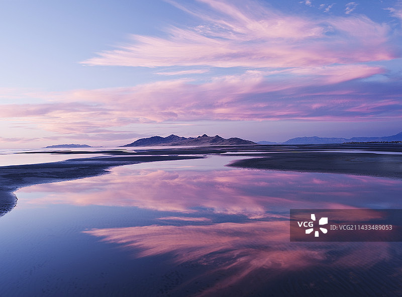 美国犹他州盐湖城的粉色云彩倒影图片素材