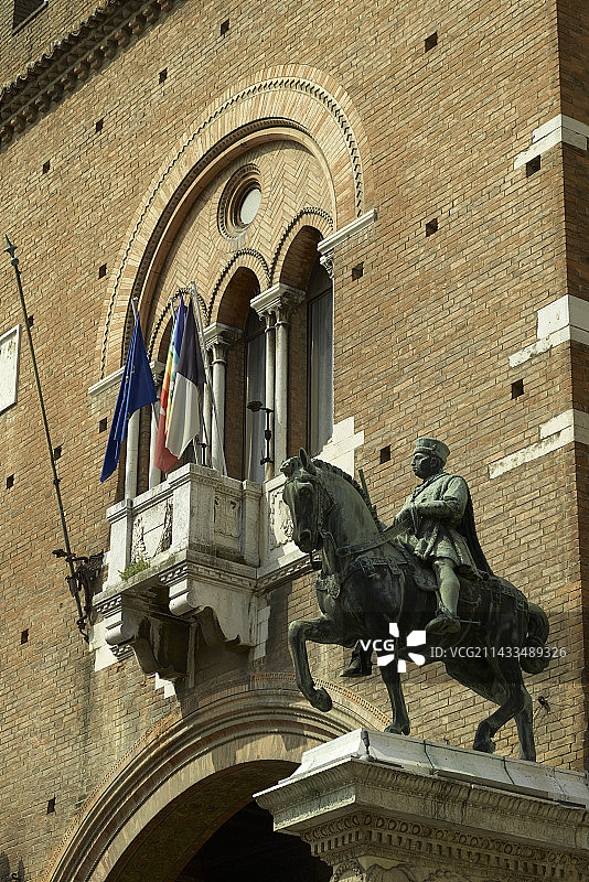 市政厅前的骑马雕像图片素材