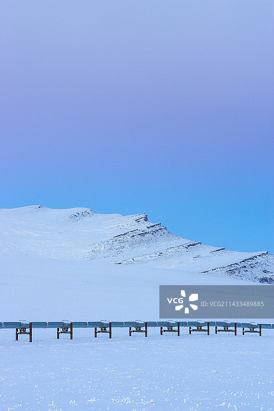 阿拉斯加输油管道和冬季苔原图片素材
