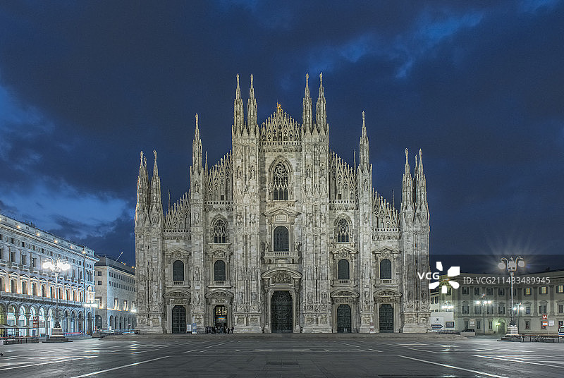 米兰大教堂黎明景色图片素材