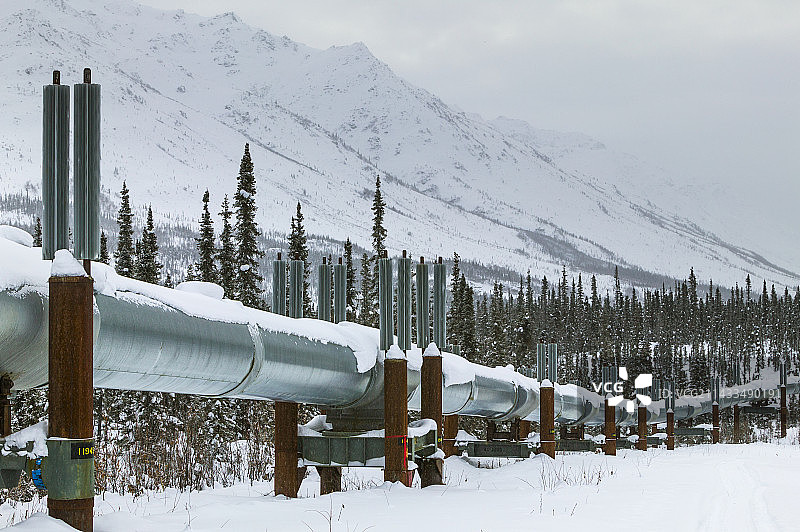 冬季的阿拉斯加输油管道图片素材