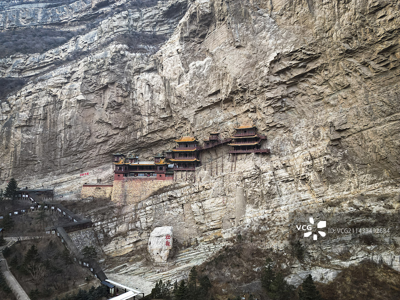 山西大同悬空寺航拍险峻的建筑外观图片素材
